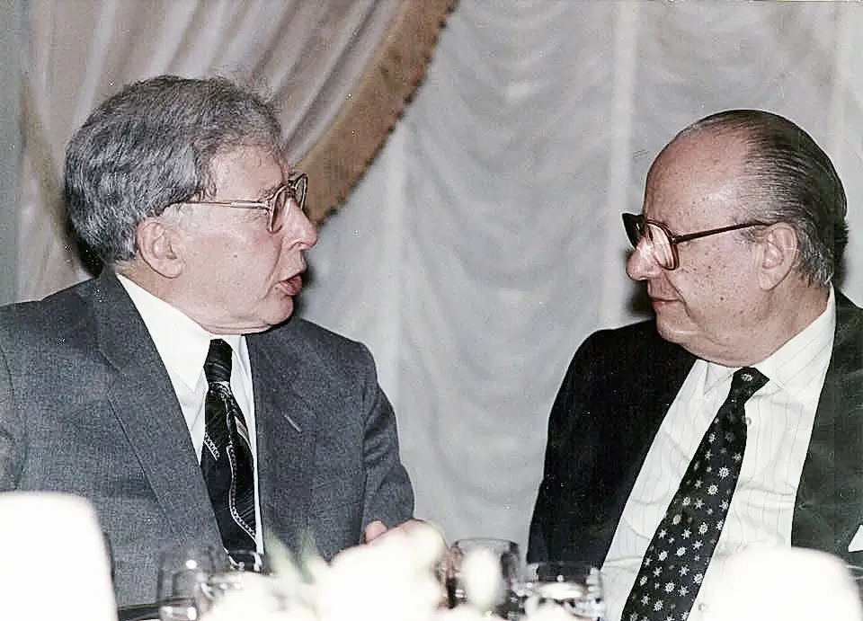 El Prof. Dr. Anibal Acosta junto al Prof. Dr. Robert Edwards (Cambridge,
        UK) PREMIO NOBEL de Medicina por ser quien introdujo la Fertilización in
        Vitro.